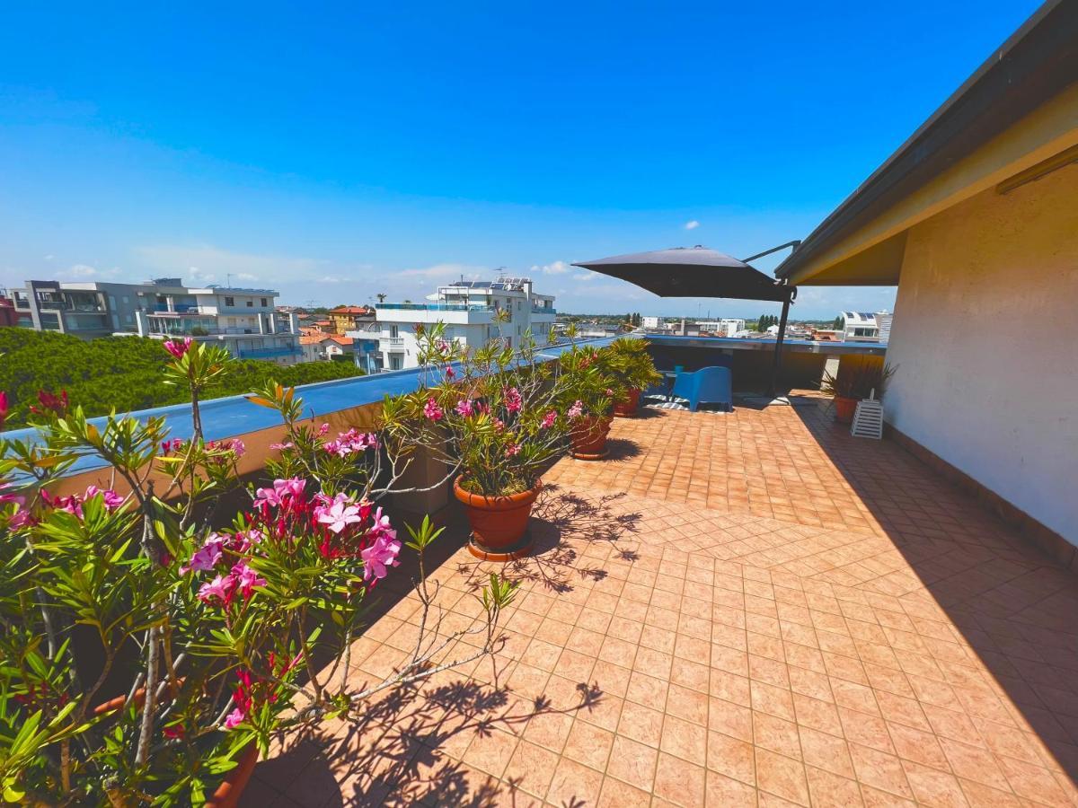 Blue Moon Penthouse Apartment Lido di Jesolo Bagian luar foto